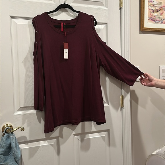 Ladies sweater.  Cold shoulder  with lace detail - Picture 2 of 3